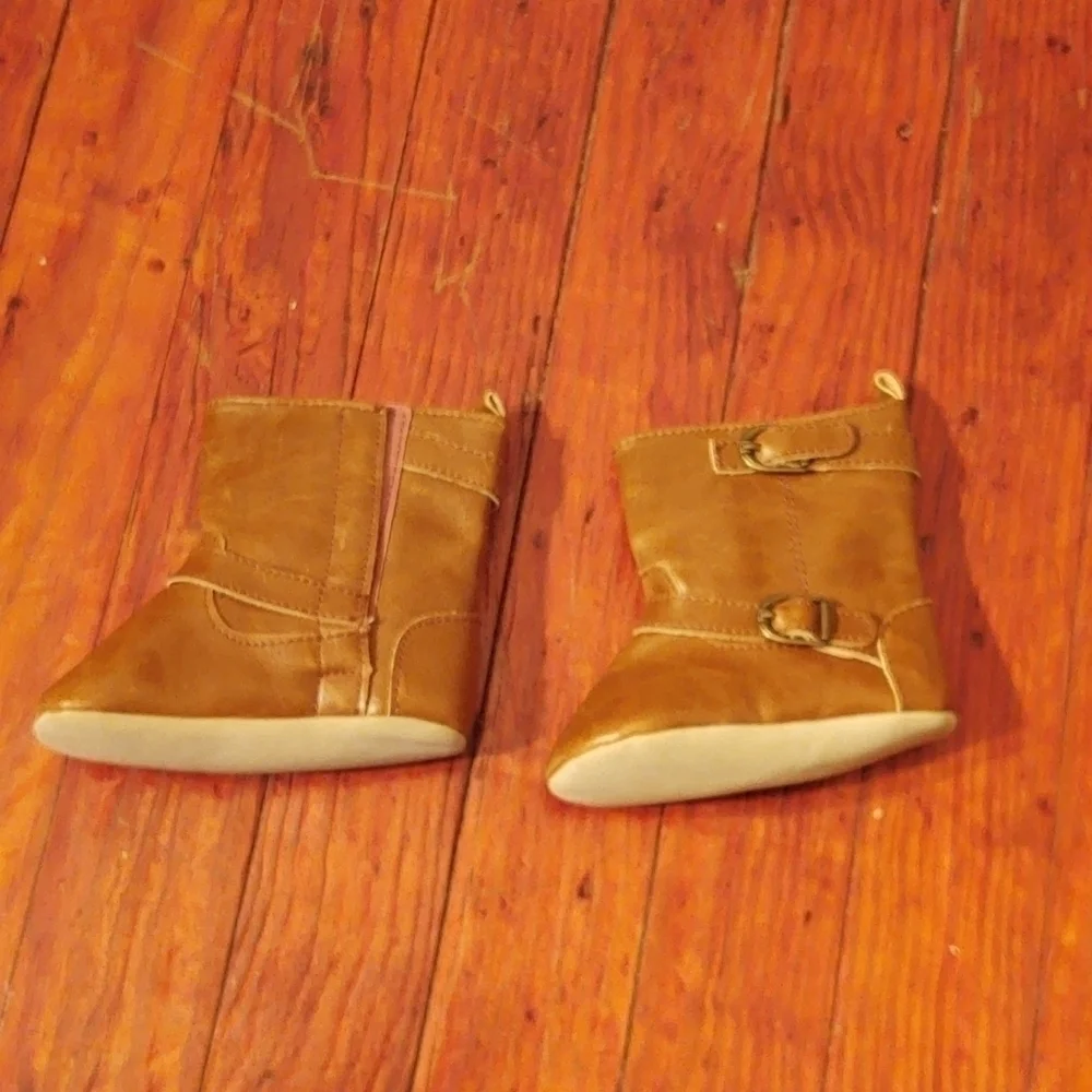 Old Navy Tall Tan Boots Sz 6-12 Months